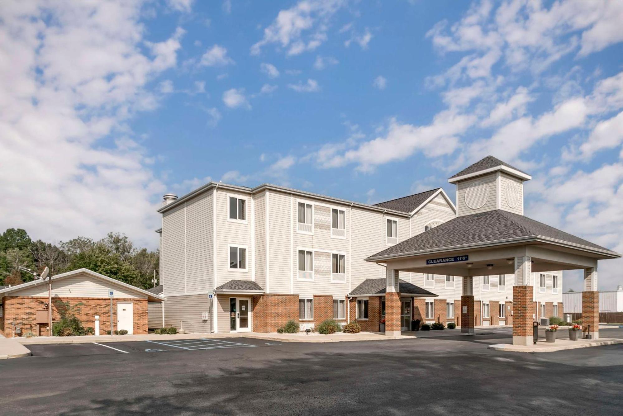 Best Western Beacon Inn Grand Haven Exterior photo